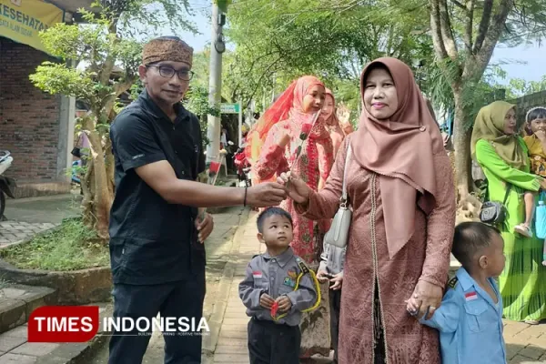 berdialog-menyapa-pengunjung-yang-memakai-kebaya-2.jpg