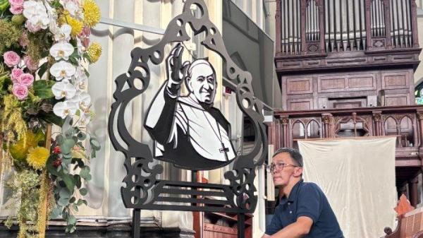 SITUASI KATEDRAL JAKARTA - Gereja Katedral Jakarta, merias area altar dengan foto Paus Fransiskus yang baru saja berpulang, Senin (21/4/2025).