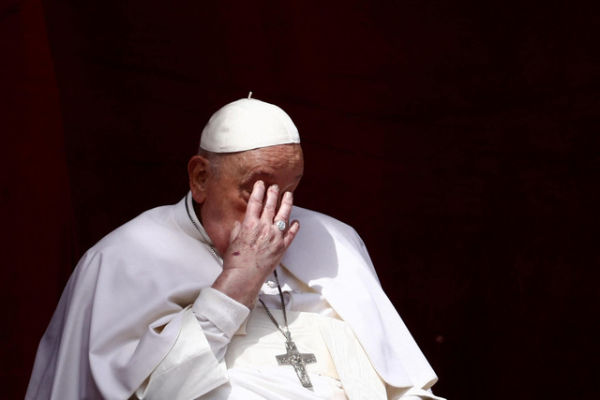 Paus Fransiskus muncul dari balkon utama Basilika Santo Petrus saat pesan Urbi et Orbi dan berkat kepada kota dan dunia dibacakan sebagai bagian dari perayaan Paskah di Vatikan, Minggu (20/4/2025). Foto: Yara Nardi/REUTERS