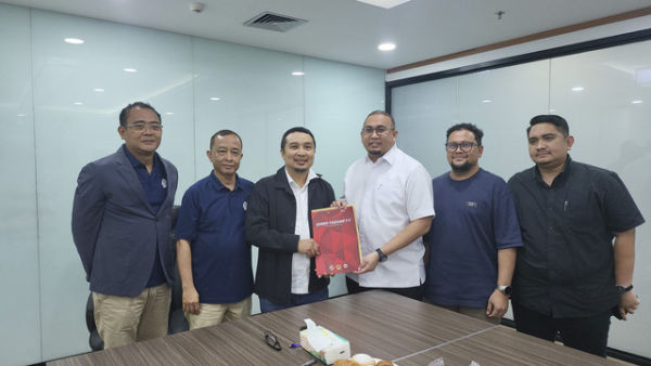 Klub Semen Padang yang diwakili Andre Rosiade mendatangi Kantor PT Liga Indonesia Baru (LIB) di Jakarta, Senin (21/4/2025). Foto: Soni Insan Bagus/kumparan