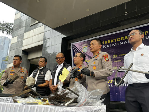 Konferensi Pers pengungkapan dan penangkapan terhadap pelaku kasus penghasutan dan atau pengeroyokan anggota polisi di Depok, Polda Metro Jaya, Jakarta Selatan, Senin (21/4/2025). Foto: Rayyan Farhansyah/kumparan