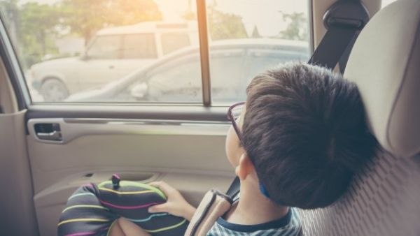 Ilustrasi anak di dalam mobil. Foto: Shutterstock