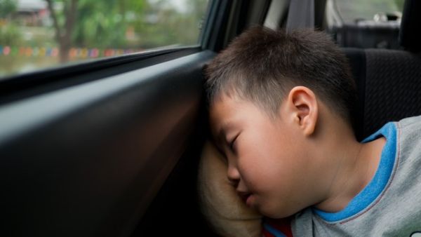 Ilustrasi anak di mobil. Foto: Shutter Stock