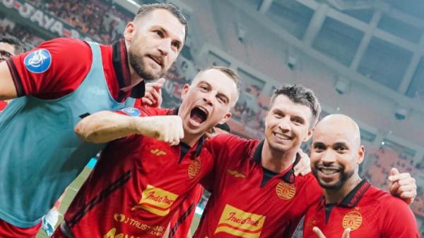 Selebrasi empat penggawa Persija Jakarta dari kiri ke kanan Simic, Maciej Gajos, Ondrej Kudela dan Gustavo Almeida.