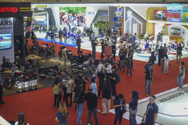 Pengunjung melihat koleksi kendaraan pada gelaran Indonesia Motorcycle Show (IMOS) 2024 di Indonesia Convention Exhibition (ICE) BSD, Rabu (30/10/2024). Foto: Aditia Noviansyah/kumparan