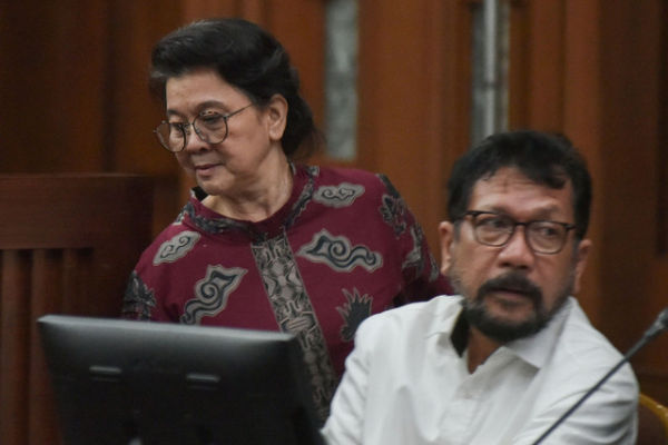 Terdakwa kasus dugaansuap vonis bebas Gregorius Ronald Tannur, Lisa Rachmat (kiri) bersama mantan pejabat Mahkamah Agung (MA) Zarof Ricar (kanan) mengikuti sidang lanjutan di Pengadilan Tipikor, Jakarta Pusat, Senin (21/4/2025). Foto: Fakhri Hermansyah/ANTARA FOTO