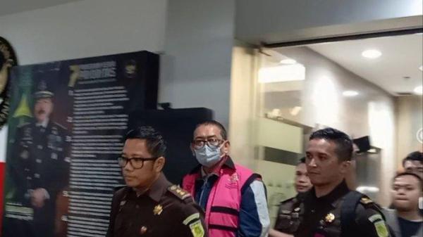 DIREKTUR TV TERSANGKA - Direktur Pemberitaan JakTV Tian Bahtiar (tengah) dikawal petugas menuju mobil tahanan usai menjalani pemeriksaan di Gedung Kejaksaan Agung, Jakarta, Selasa (22/4/2025). Jampidsus Kejaksaan Agung menetapkan Tian Bahtiar bersama dua advokat, Junaidi Saibih dan Marcella Santoso, sebagai tersangka kasus dugaan perintangan penyidikan dan penuntutan terkait penyidikan kasus korupsi pengelolaan tata niaga komoditas timah PT Timah Tbk 2015-2022, importasi gula, serta kasus dugaan suap dan atau gratifikasi putusan lepas (ontslag) tiga terdakwa korupsi pemberian fasilitas ekspor CPO di Pengadilan Negeri (PN) Jakarta Pusat. 