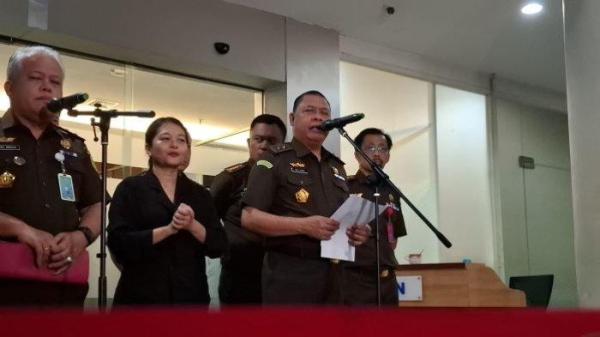 KEJAKSAAN AGUNG - Direktur Penyidikan pada Jampidsus Kejagung RI, Abdul Qohar, dalam konferensi pers, Selasa (22/4/2025). Abdul Qohar menyebut, Marcella Santoso dan Junaedi Saibih membiayai demonstrasi untuk menggagalkan penyidikan sejumlah kasus. (Ibriza/Tribunnews)