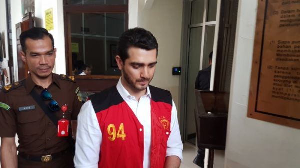 PROFIL FACHRI ALBAR - Aktor Fachri Albar berjalan memasuki ruang sidang di Pengadilan Negeri Jakarta Selatan. Berikut profil Fachri Albar yang kembali ditangkap polisi terkait kasus narkoba. Sang aktor pernah tersangkut kasus serupa tahun 2018. 