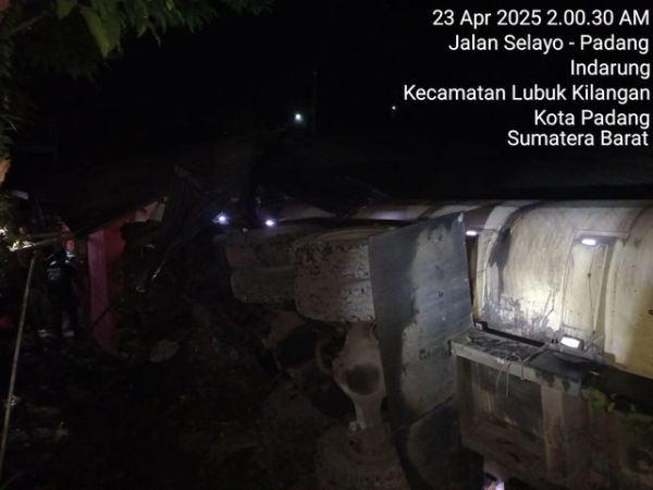 Truk CPO yang menabrak rumah di Padang. Dok: Polsek Lubuk Kilangan