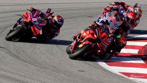AKSI MARTIN - Pembalap Ducati asal Italia Francesco Bagnaia (Kanan) diikuti oleh pembalap Ducati asal Spanyol Marc Marquez dan pembalap Ducati asal Spanyol Jorge Martin (Kiri) berkompetisi selama MotoGP Solidarity Grand Prix Barcelona di Circuit de Catalunya pada 17 November 2024 di Montmelo di pinggiran Barcelona. (Photo by Manaure Quintero / AFP)