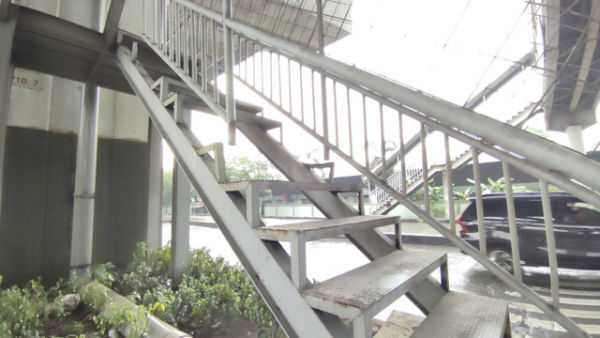 Jembatan Penyeberangan Orang (JPO) yang ada di Jalan Raya Bekasi, Cakung, Jakarta Timur. Foto: Rachmadi Rasyad/kumparan
