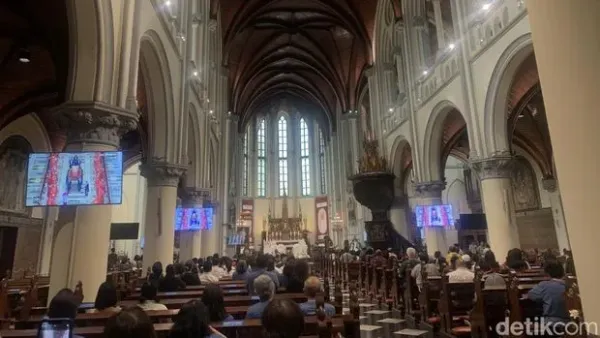 Jemaat Gereja Katedral Jakarta mengikuti misa pemakaman pemimpin tertinggi Gereja Katolik sekaligus Kepala Negara Vatikan, Paus Fransiskus. (Mulia/detikcom).