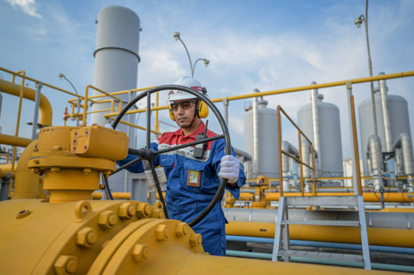 Seorang petugas melakukan pemeriksaan tekanan pipa di Kilang Pertamina Internasional Unit Dumai, Kota Dumai, Riau. Foto: Fauzan/ANTARA FOTO