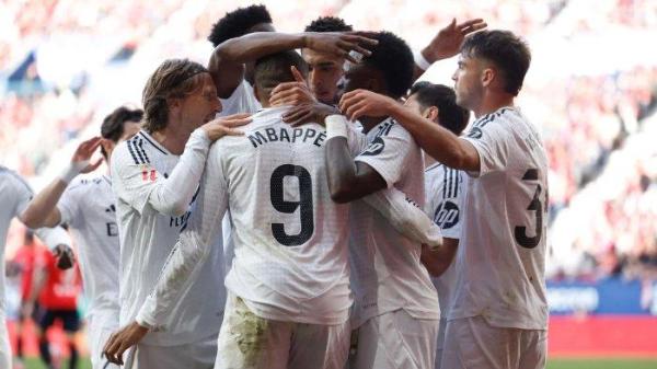 Kylian Mbappe merayakan gol bersama rekan setimnya di Real Madrid saat lawan Osasuna di El Sadar Stadium dalam lanjutan pekan ke-24 Liga Spanyol 2024/2025, Minggu (16/2/2025) dini hari WIB. (Laman resmi Real Madrid)