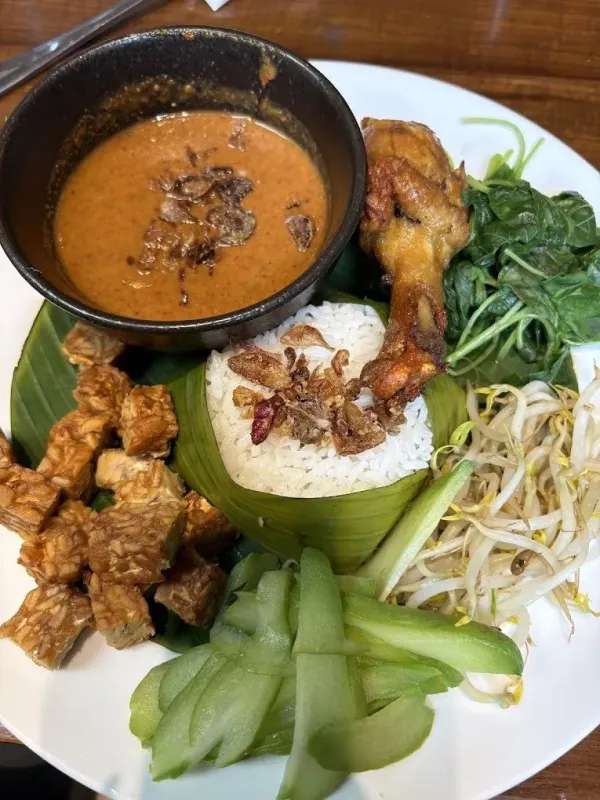 Uenaak Poll! 5 Tempat Makan Nasi Megono dan Bebek Goreng Surabaya