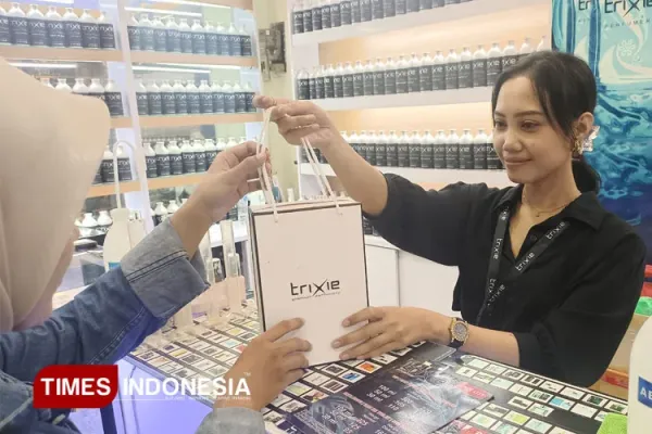 SPG-memberikan-totebag-berisi-parfum.jpg