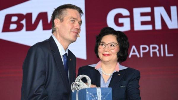 PRESIDEN BARU BWF - Khunying Patama Leeswadtrakul (kanan) dari Thailand terpilih sebagai Presiden BWF 2025-2029 menggantikan Poul-Erik Hoyer (kiri) dalam acara pemilihan yang digelar di Xiamen, Sabtu (26/4/2025).
