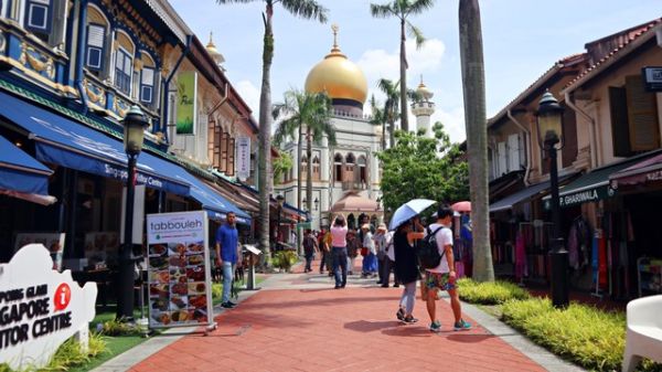 Masjid Sultan di Kampong Glam terkenal sebagai salah satu spot Instagramable dan wajib disambangi turis Foto: Helinsa Rasputri/kumparan