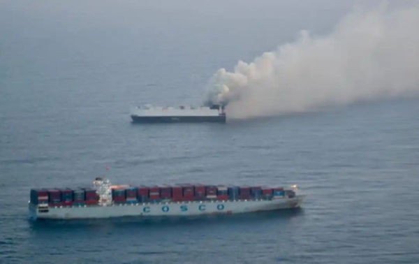 Kapal Morning Midas yang mengangkut mobil terbakar di Samudra Pasifik. Foto: Car News China