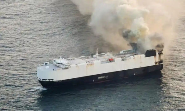 Kapal Morning Midas yang mengangkut mobil terbakar di Samudra Pasifik. Foto: Car News China