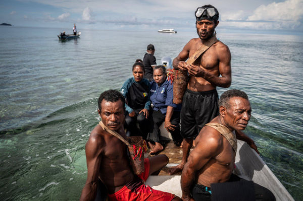 Tetua Adat Kampung Kapatcol Yoseph Weutot bersama Tokoh Perempuan Almina Kacili, Petuanan Adat Yohanis Hay dan Alex Mangar pimpin prosesi Tradisi Buka Sasi di Perairan Misool, Distrik Misool Barat, Kabupaten Raja Ampat, Papua Barat Daya, Senin (25/3) Foto: Bayu Pratama S/ANTARA FOTO
