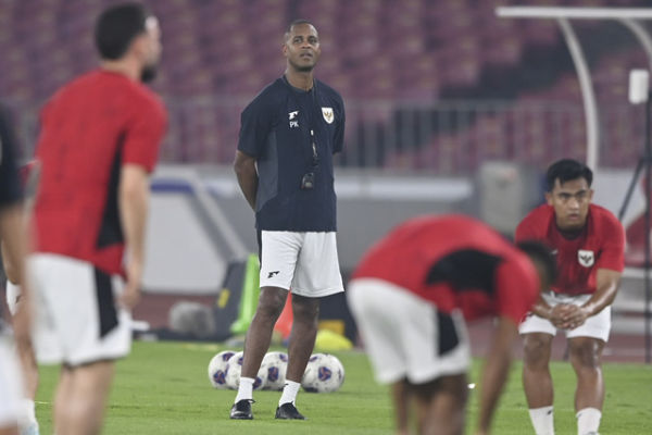 Pelatih Timnas Indonesia Patrick Kluivert memimpin sesi latihan resmi jelang pertandingan Kualifikasi Piala Dunia 2026 di Stadion Utama Gelora Bung Karno, Jakarta, Rabu (4/6/2025). Foto: Bayu Pratama S/ANTARA FOTO