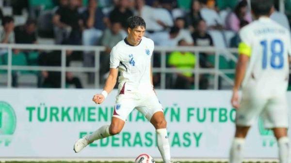 ELIAS DOLAH - Aksi bek Thailand, Elias Dolah saat melawan Turkmenistan pada Kualifikasi Piala Asia 2027, Selasa (10/6/2025) malam WIB. Thailand takluk dengan skor 1-3.