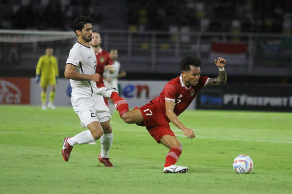 Pemain Timnas Indonesia Saddil Ramdani (kanan) terjatuh saat berusaha melewati pemain Timnas Turkmenistan Annaagulyyev Guychmyrat saat pertandingan persahabatan FIFA Matchday di Stadion Gelora Bung Tomo, Surabaya, Jawa Timur, Jumat (8/9/2023). Foto: Moch Asim/ANTARA FOTO