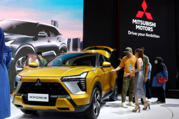 Sejumlah pengunjung antusias melihat langsung Mitsubishi XFORCE di GIIAS 2023, Jumat (18/8/2023). Foto: Aditya Pratama Niagara/kumparan