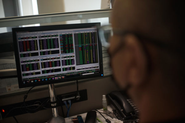 Karyawan mengamati pergerakan harga saham di Profindo Sekuritas, Jakarta, Senin (6/9). Foto: Iqbal Firdaus/kumparan