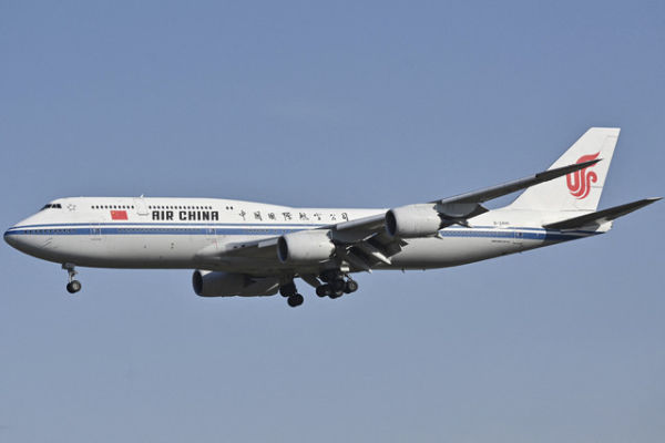 Pesawat Air China Airbus Boeing 747-8 bersiap mendarat di Bandara Internasional Capital, Beijing, China, Selasa (22/10/2024). Foto: Adek Berry/AFP