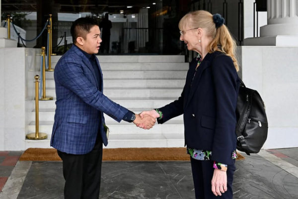 Sekretaris Kabinet Teddy Indra Wijaya menerima kunjungan Duta Besar Jerman untuk Indonesia Ina Lepel di Kantor Sekretariat Kabinet, Jakarta, Sabtu (14/6/2025). Foto: Instagram/@sekretariat.kabinet