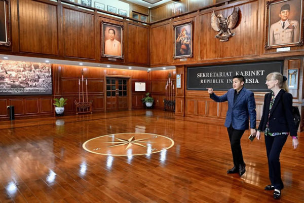 Sekretaris Kabinet Teddy Indra Wijaya menerima kunjungan Duta Besar Jerman untuk Indonesia Ina Lepel di Kantor Sekretariat Kabinet, Jakarta, Sabtu (14/6/2025). Foto: Instagram/@sekretariat.kabinet
