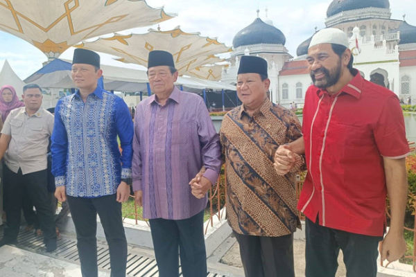 Ketum Partai Demokrat Agus Harimurti Yudhyono (AHY), Presiden ke-6 Susilo Bambang Yudhyono (SBY), Capres nomor urut 02 Prabowo Subianto, Eks Panglima GAM Muzakir Manaf di Masjid Raya Baiturrahman, Aceh, Selasa (26/12/2023). Foto: Zamachsyari/kumparan
