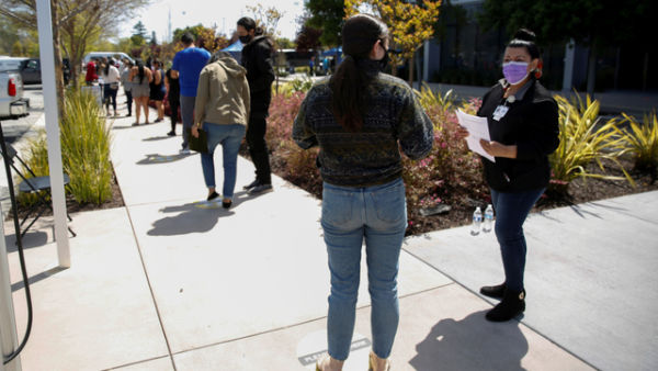 Sejumlah orang mengantre di kantor pusat Facebook di Menlo Park, California, AS, Sabtu (10/4). Foto: Brittany Hosea-Small/REUTERS