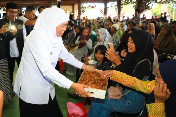 Gubernur-Khofifah-saat-menyerahkan-bantuan-kepada-masyarakat-di-Pamekasan-B-1.jpg