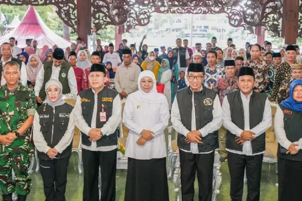 Gubernur-Khofifah-saat-menyerahkan-bantuan-kepada-masyarakat-di-Pamekasan-B.jpg