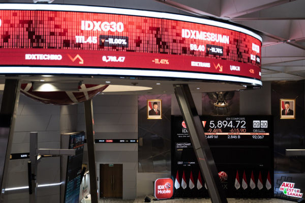 Layar digital menampilkan pergerakan Indeks Harga Saham Gabungan (IHSG) di Bursa Efek Indonesia (BEI), Jakarta, Selasa (8/4/2025).  Foto: ANTARA FOTO/Bayu Pratama S