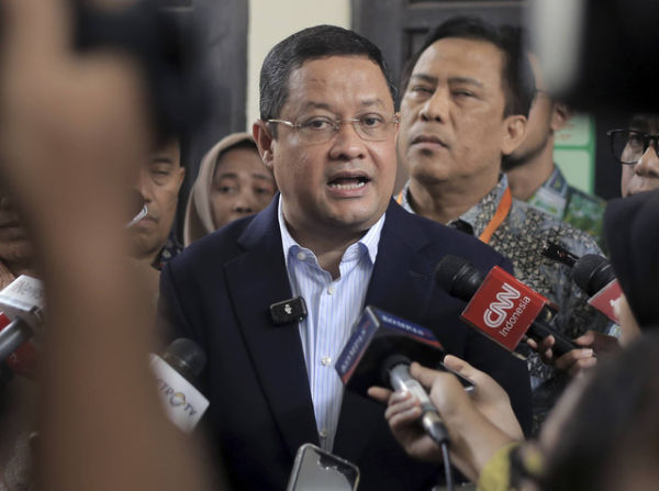 Ketua tim kuasa hukum Tom Lembong, Ari Yusuf Amir memberikan keterangan pers usai sidang perdana praperadilan Thomas Trikasih Lembong atau Tom Lembong di Pengadilan Negeri Jakarta Selatan, Jakarta, Senin (18/11/2024). Foto: Muhammad Iqbal/ANTARA FOTO