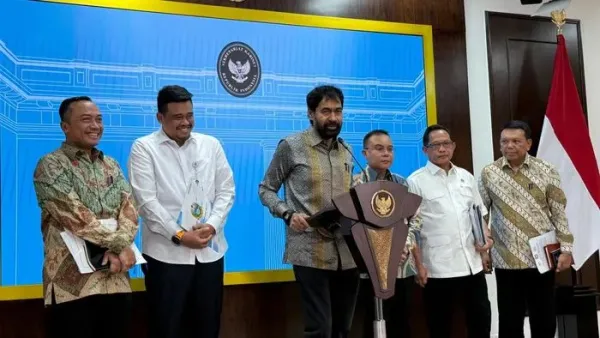 Gubernur Sumut Bobby Nasution dan Gubernur Aceh Muzakir Manaf atau Mualem dalam jumpa pers di kompleks Istana Kepresidenan, Jakarta, Selasa (17/6/2025).