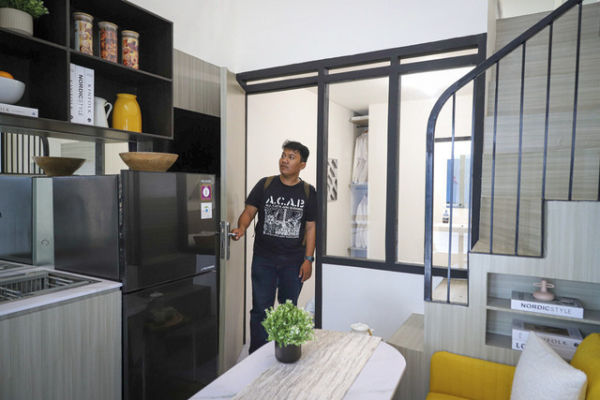Warga melihat display rumah subsidi yang telah diperkecil di Jakarta, Sabtu (14/6/2025). Foto: Iqbal Firdaus/kumparan