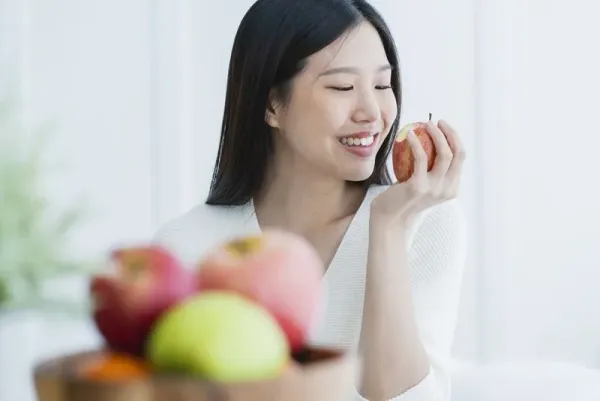 Ilustrasi Makan Buah