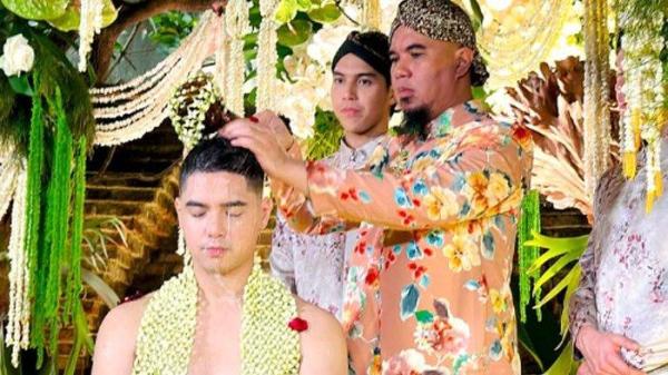 AHMAD DHANI MENANGIS - Prosesi pernikahan Al Ghazali menyisakan momen haru. Saat siraman sebelum anaknya resmi menikahi Alyssa Daguise, Ahmad Dhani menangis. Ini alasanya.