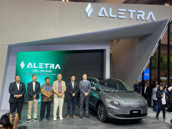 PT Aletra Mobil Nusantara meluncurkan mobil listrik perdananya, Aletra L8 EV dan L8s EV di GJAW 2024. Foto: Sena Pratama/kumparan