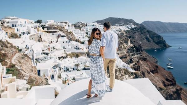 Ilustrasi pasangan traveling di Yunani Foto: Shutter Stock
