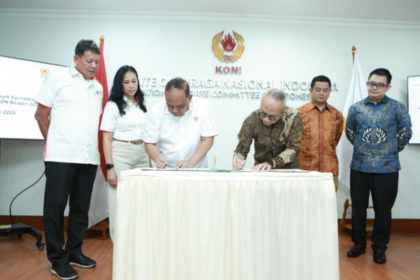 Djarum Foundation & KONI Pusat bersama PT Perada Swara Productions resmi tanda tangani perjanjian kerja sama di kantor KONI Pusat, Jakarta, Selasa (17/6), untuk dukung Pekan Olahraga Nasional (PON) Beladiri 2025. Foto: Djarum Foundation