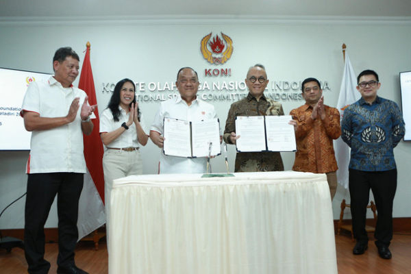 Djarum Foundation & KONI Pusat bersama PT Perada Swara Productions resmi tanda tangani perjanjian kerja sama di kantor KONI Pusat, Jakarta, Selasa (17/6), untuk dukung Pekan Olahraga Nasional (PON) Beladiri 2025. Foto: Djarum Foundation