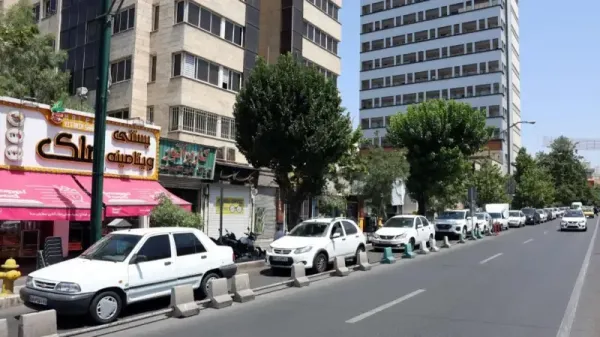Antrean kendaraan mengisi bahan bakar di Iran