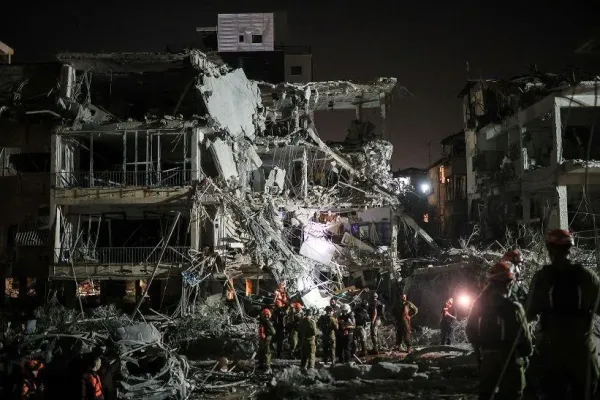 Serangan rudal Iran menghantam bangunan di Ramat Gan, Israel, pada Jumat (13/06).